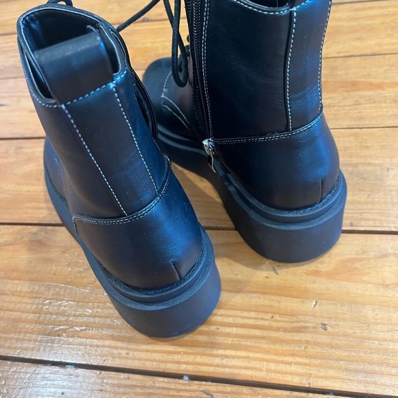 (405) “LONDON REBEL BLACK BOOTS” - Picture 3 of 10